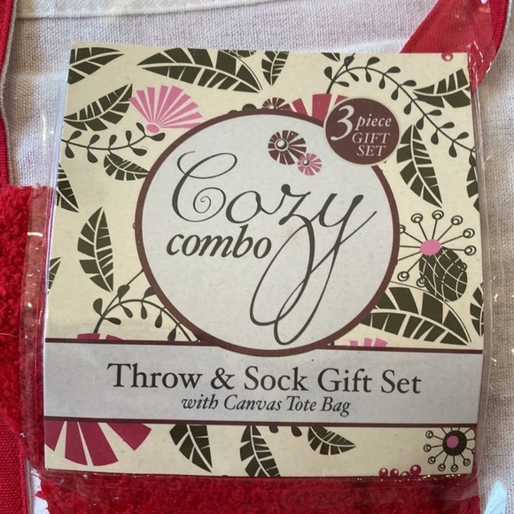 Cozy Combo Monogrammed Tote KC Throw w/Blanket & Socks NWT - Picture 4 of 5